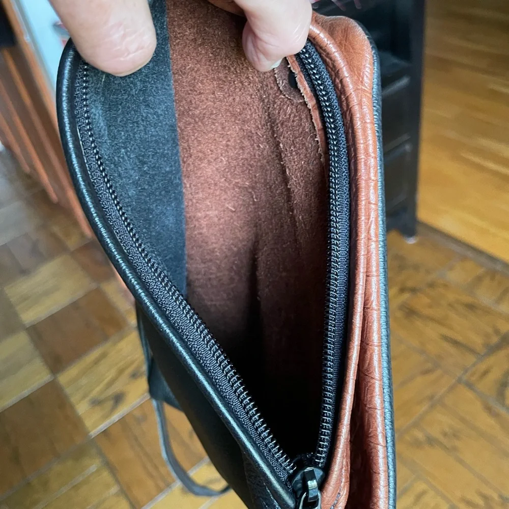 Thomas Leathers Dual-Sided Crossbody Bag - Picture 7 of 12